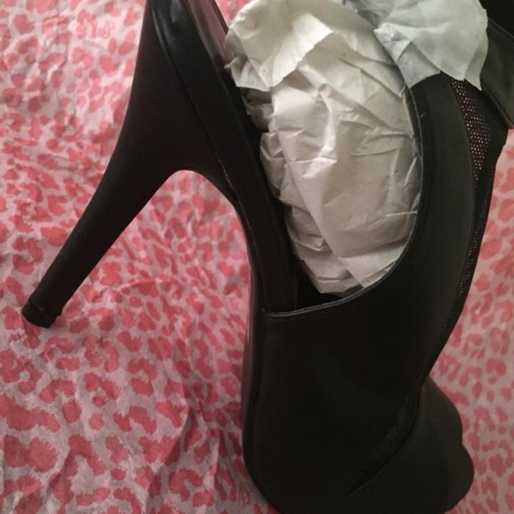 Black heels - Picture 3 of 8